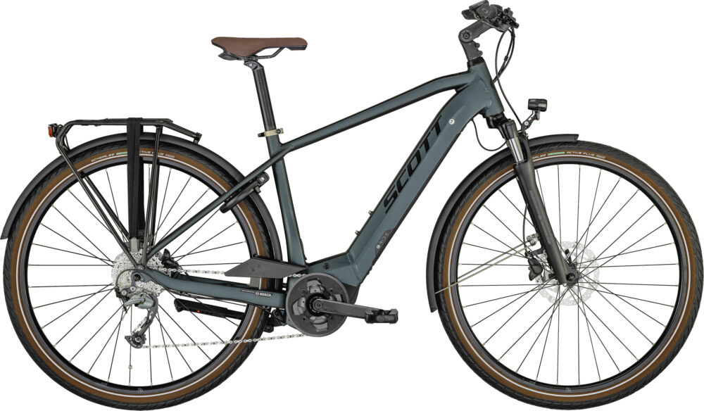 ### Description SEO pour le Scott SUB ACTIVE eRIDE 2021 Le Scott SUB ACTIVE eRIDE 2021 est un vélo électrique qui allie performance, confort et technologie de pointe. Conçu pour les trajets urbains et les sorties récréatives, ce vélo se distingue par son moteur puissant et son design ergonomique. Il est idéal pour ceux qui recherchent une conduite agréable et efficace, que ce soit pour les trajets quotidiens ou les aventures de week-end. #### Design et Ergonomie Exceptionnels Le Scott SUB ACTIVE eRIDE 2021 se caractérise par un cadre en aluminium léger et robuste. Son design moderne assure une conduite fluide et confortable, même sur les terrains variés. Le cadre est optimisé pour offrir une position de conduite détendue, idéale pour les déplacements urbains et les balades en nature. Sa géométrie équilibrée améliore la maniabilité et la stabilité, offrant une expérience de conduite agréable. #### Motorisation Puissante pour un Déplacement Efficace Équipé du moteur Bosch Active, le Scott SUB ACTIVE eRIDE 2021 offre une assistance électrique fluide et réactive. Ce moteur délivre une puissance de 250W, permettant d’atteindre facilement des vitesses élevées sans effort supplémentaire. L'assistance s'ajuste automatiquement en fonction de la cadence de pédalage, offrant une expérience de conduite naturelle et sans à-coups. La batterie Bosch Powertube de 500 Wh intégrée assure une autonomie suffisante pour de longs trajets. Vous pouvez parcourir jusqu’à 100 km avec une seule charge, ce qui le rend idéal pour les trajets quotidiens ou les longues balades. La batterie est facilement amovible pour un chargement pratique et rapide. #### Confort et Sécurité Le Scott SUB ACTIVE eRIDE 2021 intègre une fourche suspendue qui absorbe les chocs et les vibrations. Cette caractéristique améliore le confort sur les routes irrégulières et les chemins de terre. De plus, les pneus larges et le système de suspension garantissent une conduite stable et sécurisée, même sur des surfaces variées. Les freins à disque hydrauliques avant et arrière assurent un freinage puissant et contrôlé dans toutes les conditions météorologiques. Vous bénéficiez ainsi d'une sécurité accrue, essentielle pour les trajets urbains et les randonnées en terrain varié. #### Équipements Pratiques et Accessoires Le Scott SUB ACTIVE eRIDE 2021 est doté d’équipements pratiques qui ajoutent à sa polyvalence. Il est équipé de garde-boue avant et arrière pour vous protéger des éclaboussures lors de jours pluvieux. Le porte-bagages intégré vous permet de transporter des sacs et des paniers facilement, rendant ce vélo idéal pour les courses ou les déplacements quotidiens. Le vélo est également équipé d'un éclairage LED avant et arrière pour garantir une bonne visibilité lors de vos trajets nocturnes. Les rétroviseurs et les réflecteurs augmentent encore la sécurité en vous permettant d’être bien vu par les autres usagers de la route. #### Technologie et Interface Utilisateur Le Scott SUB ACTIVE eRIDE 2021 dispose d'un écran LCD Bosch Intuvia qui vous permet de suivre les informations essentielles de votre trajet. Cet écran affiche la vitesse, la distance parcourue, le niveau de batterie et le mode d'assistance sélectionné. L'interface est simple et intuitive, facilitant l'utilisation de toutes les fonctionnalités du vélo. Le mode d’assistance peut être ajusté selon vos besoins grâce aux cinq niveaux disponibles. Vous pouvez choisir le niveau de soutien qui vous convient le mieux, que ce soit pour une conduite économique en énergie ou pour une assistance maximale lors des montées. #### Performance et Durabilité Le Scott SUB ACTIVE eRIDE 2021 est conçu pour offrir une performance fiable et durable. Chaque composant du vélo est sélectionné pour sa qualité et sa robustesse, garantissant une longévité accrue. Le système de transmission Shimano Altus à 8 vitesses permet des changements de vitesses précis et fluides, adaptés à divers types de terrain. Les pneus Schwalbe, de haute qualité, offrent une excellente adhérence et une grande résistance à l'usure. Ils sont conçus pour supporter différents types de surfaces, assurant ainsi une conduite stable et confortable dans toutes les conditions. #### Avantages Écologiques et Économiques Opter pour le Scott SUB ACTIVE eRIDE 2021, c'est aussi faire un choix écologique. Le vélo électrique réduit votre empreinte carbone en remplaçant les déplacements en voiture ou en moto. Il est également économique, car il nécessite moins de maintenance qu'un véhicule motorisé traditionnel et vous permet d'économiser sur les coûts de carburant. En intégrant des technologies avancées et des équipements de qualité, le Scott SUB ACTIVE eRIDE 2021 se positionne comme un choix judicieux pour les personnes soucieuses de l'environnement et désireuses de faire des économies tout en bénéficiant d'un transport pratique et agréable. #### Conclusion Le Scott SUB ACTIVE eRIDE 2021 est bien plus qu'un simple vélo électrique ; c'est un compagnon de route fiable et performant. Avec son design ergonomique, sa motorisation puissante et ses équipements pratiques, il répond parfaitement aux besoins des cyclistes modernes. Que vous soyez en ville ou sur des chemins de campagne, ce vélo vous offre une expérience de conduite exceptionnelle, alliant confort, sécurité et performance. En investissant dans le Scott SUB ACTIVE eRIDE 2021, vous choisissez un vélo qui combine innovation technologique et qualité de fabrication. Vous profitez ainsi d’un moyen de transport efficace et durable, tout en contribuant à un avenir plus écologique.